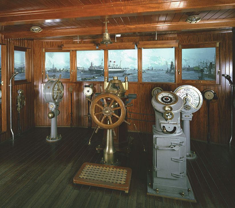 Kommandobrücke des Dampfers "Adolph Woermann" mit Panorama des Hamburger Hafens.