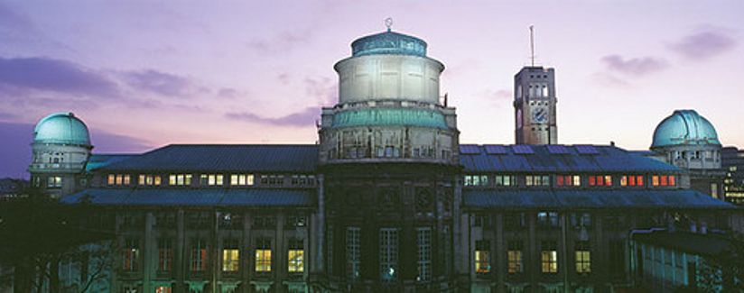 Außenansicht des Museums mit Sternwarten und Planetarium.