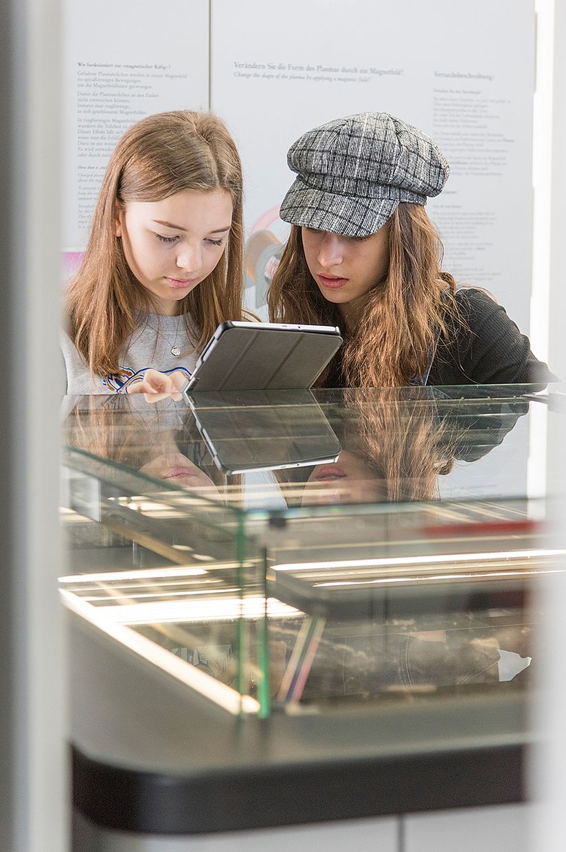 Zwei junge Besucherinnen mit Museumsapp.