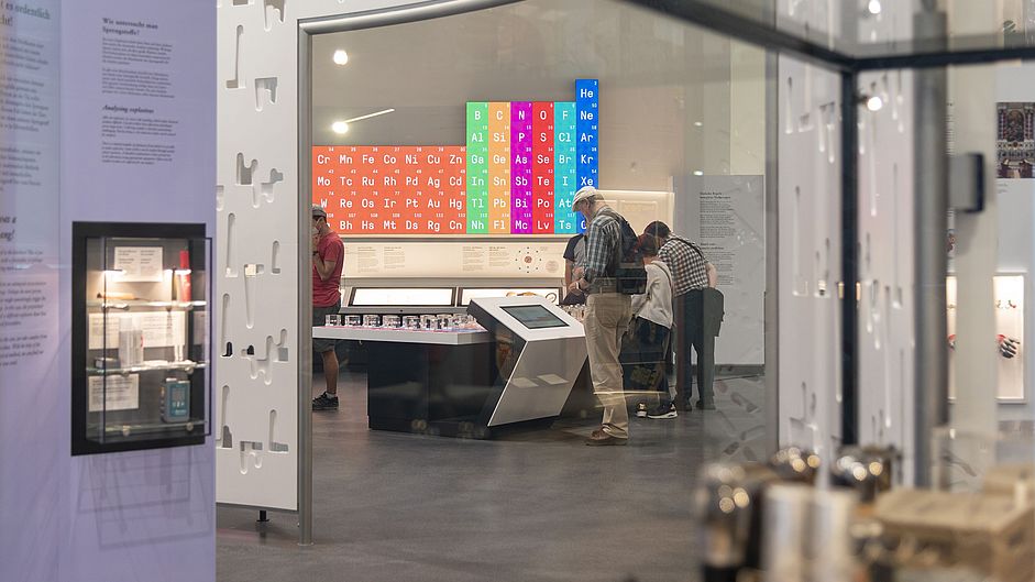 Besucherinnen und Besucher in der Ausstellung Chemie.