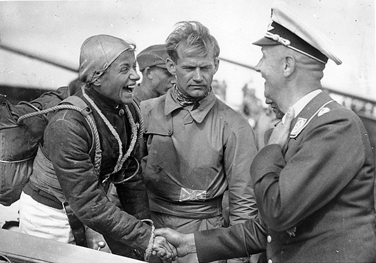 Oberst Mahnke begrüßt die Pilotin Hanna Reitsch.