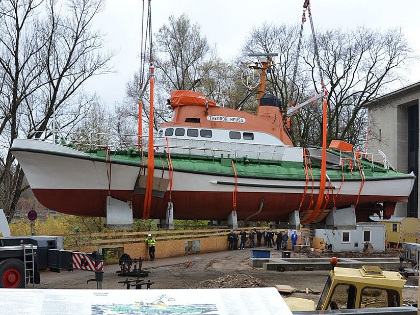 "Theodor Heuss" an hängt zwei Haken.