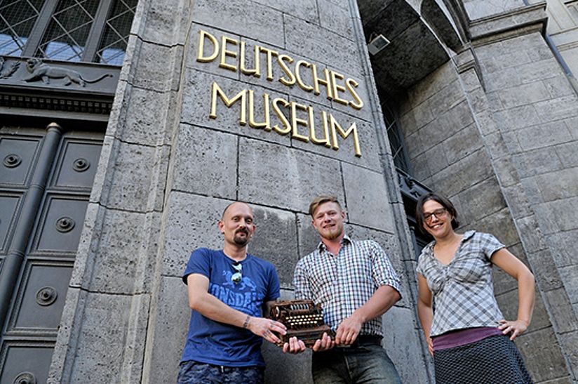 Volker Schranner, Max Schöps mit Kuratorin Carola Dahlke vor dem Deutschen Museum.