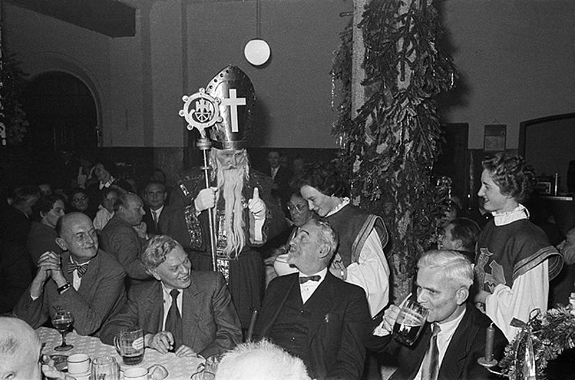 Verwaltungsdirektor Karl Bäßler beim Losekaufen.