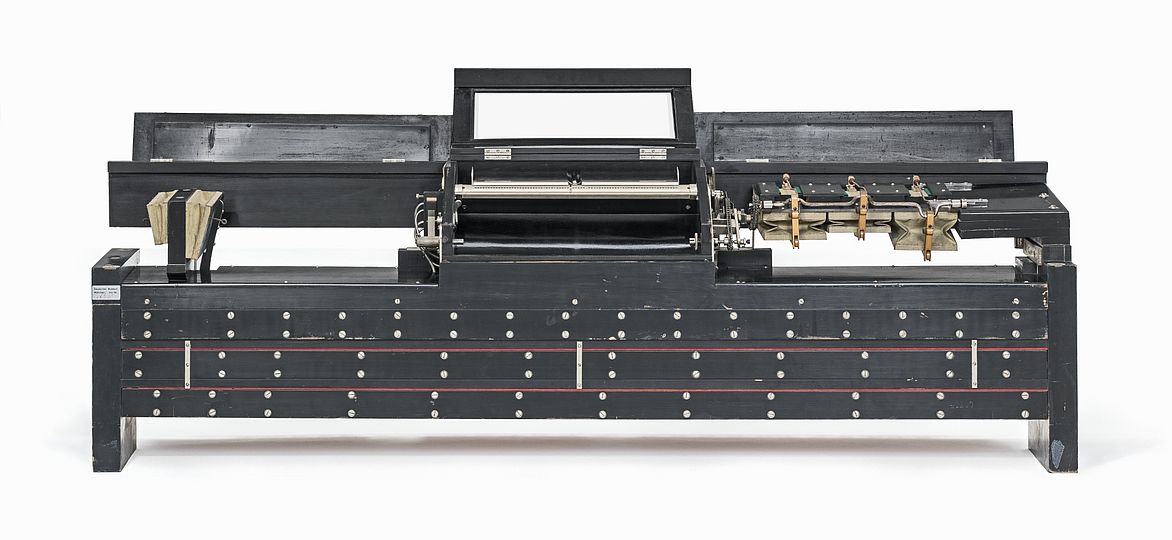 Foto: Windlade eines mit Lochstreifenrollen betriebenen pneumatischen Phonola-Flügels. Geschenk der Firma Louis Seliger & Sohn an das Deutsche Museum, Oktober 1933 (Inv.-Nr. 66029).