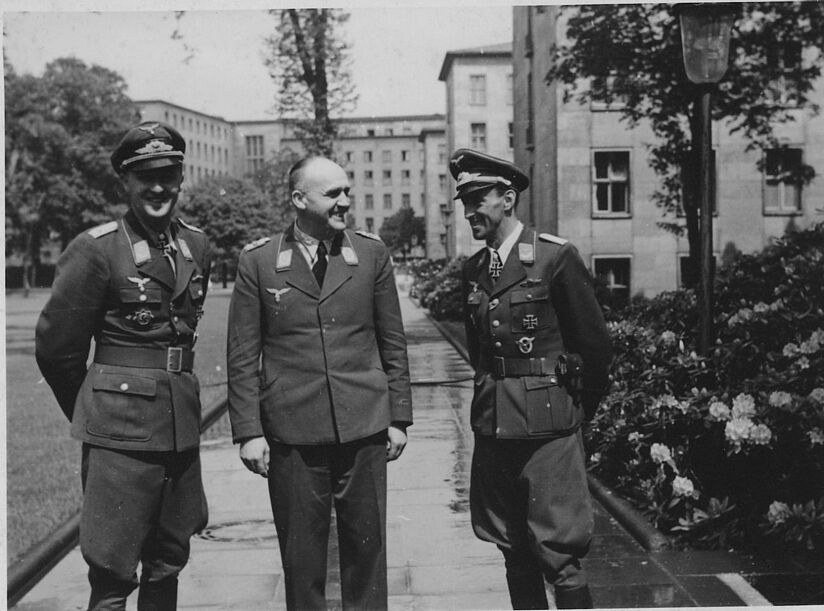 Foto: Walter Angermund (Mitte) vor dem Reichsluftfahrtministerium in Berlin.