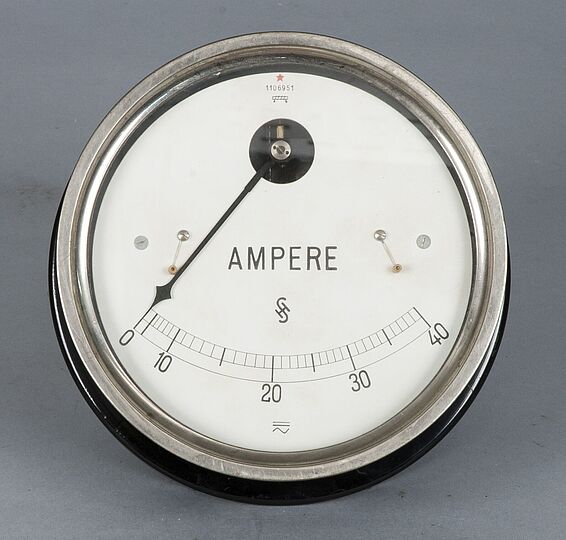 Amperemeter frontal fotografiert. Messbereich bis 40 Ampere. Schlichte Fassung.