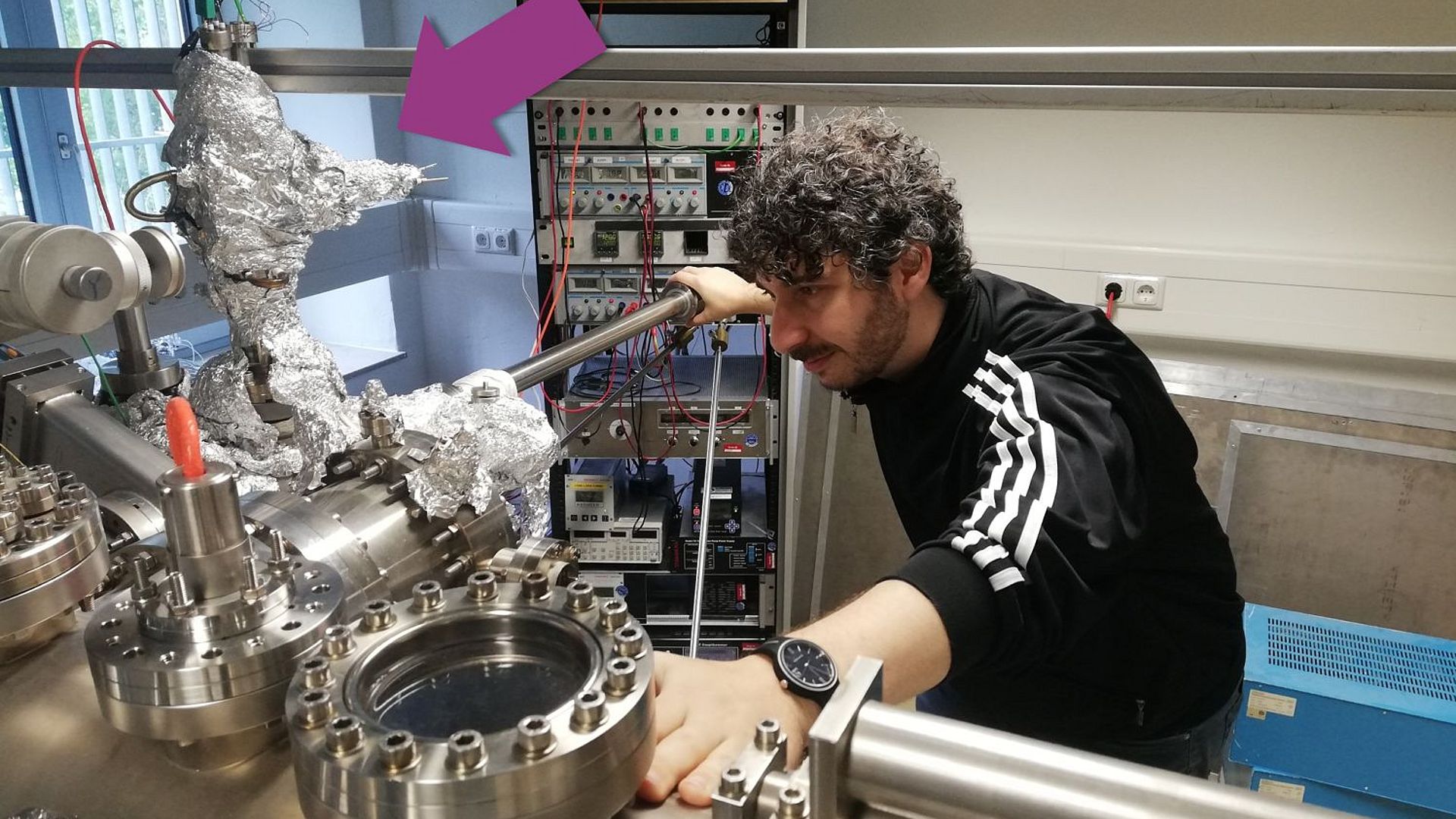 Dr. Gianluca Galeotti an der Ultra-Hoch-Vakuum Anlage.