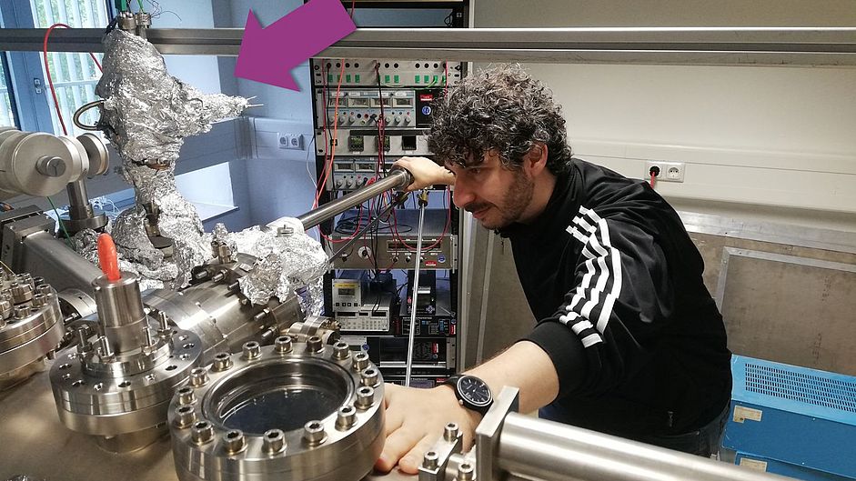 Dr. Gianluca Galeotti an der Ultra-Hoch-Vakuum Anlage.