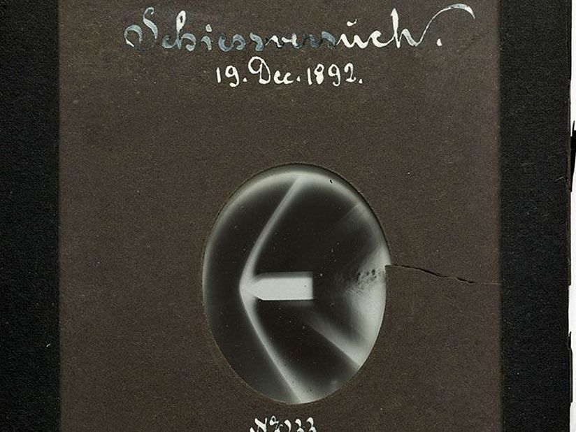 Glasplatte des Schießversuchs vom 19. Dezember 1892.