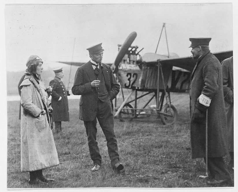 Flugschülerin Melli Beese am Flugplatz Johannisthal mit Flugleiter Georg von Tschudi (rechts) und Pilot Siegfried Hoffmann (links).
