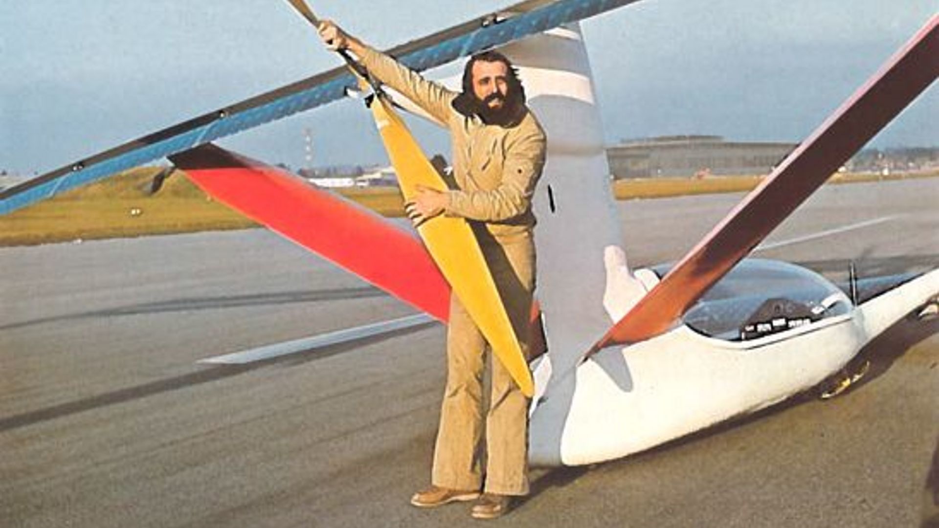 Alte Fotografie zeigt Günter Rochelt und das Solarflugzeug Solair 1.