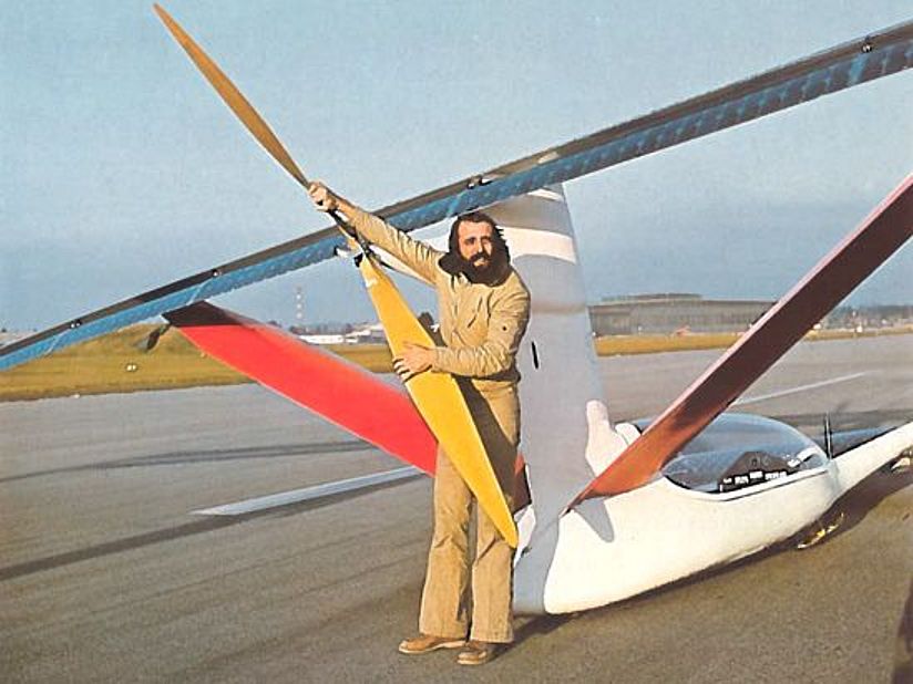 Alte Fotografie zeigt Günter Rochelt und das Solarflugzeug Solair 1.