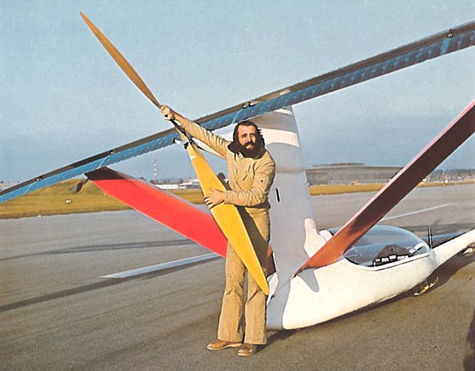 Alte Fotografie zeigt Günter Rochelt und das Solarflugzeug Solair 1.