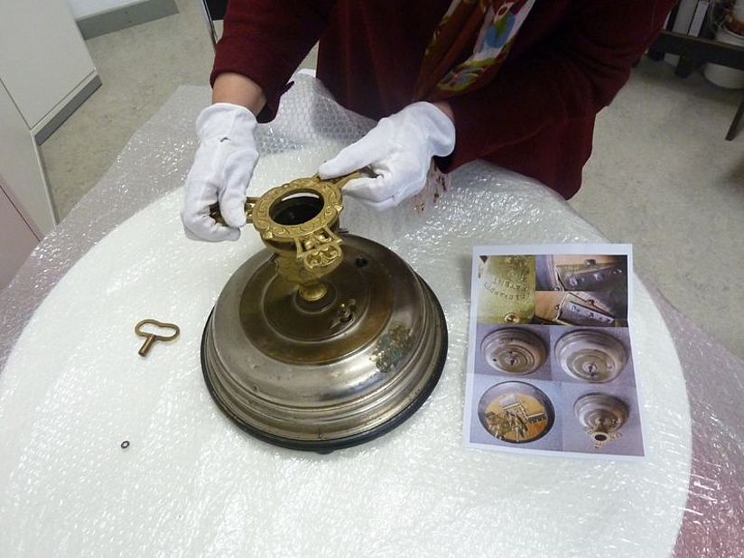 Silke Berdux beim Zusammenbauen des Christbaumständers.