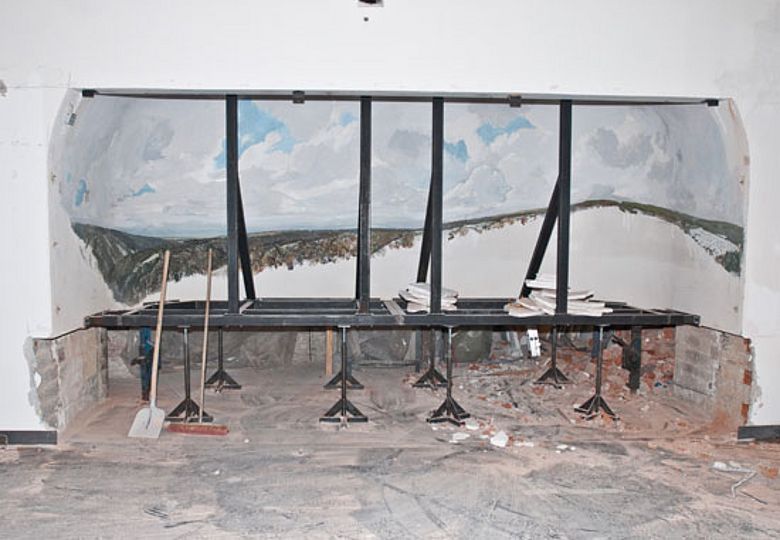 Diorama der Müngstener Brückewird aus der Wand ausgebaut.