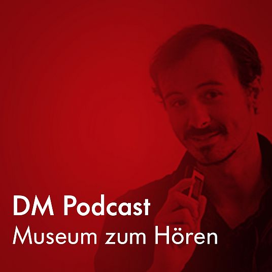 Ralph Würschinger, Ersteller der Reihe DM Podcast, nimmt eine Tonspuren auf.