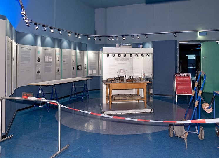 Otto-Hahn-Tisch in der geschlossenen Ausstellung Atomphysik.