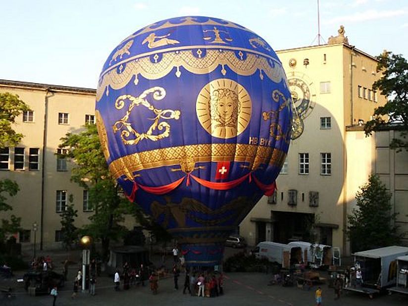 Nachbau einer berühmten Mongolfière und Filmteam im Innenhof des Deutschen Museums.