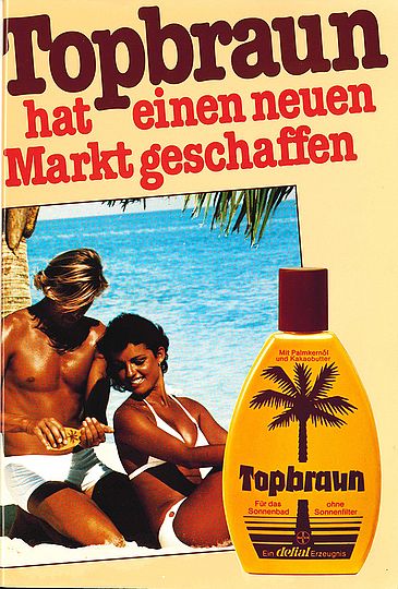 Werbeplakat für Topbraun von Delial mit dem Slogan: "Topbraun hat einen neuen Markt geschaffen". Ein muskulöser Mann cremt eine Freude strahlende Frau im Bikini mit Topbraun ein.