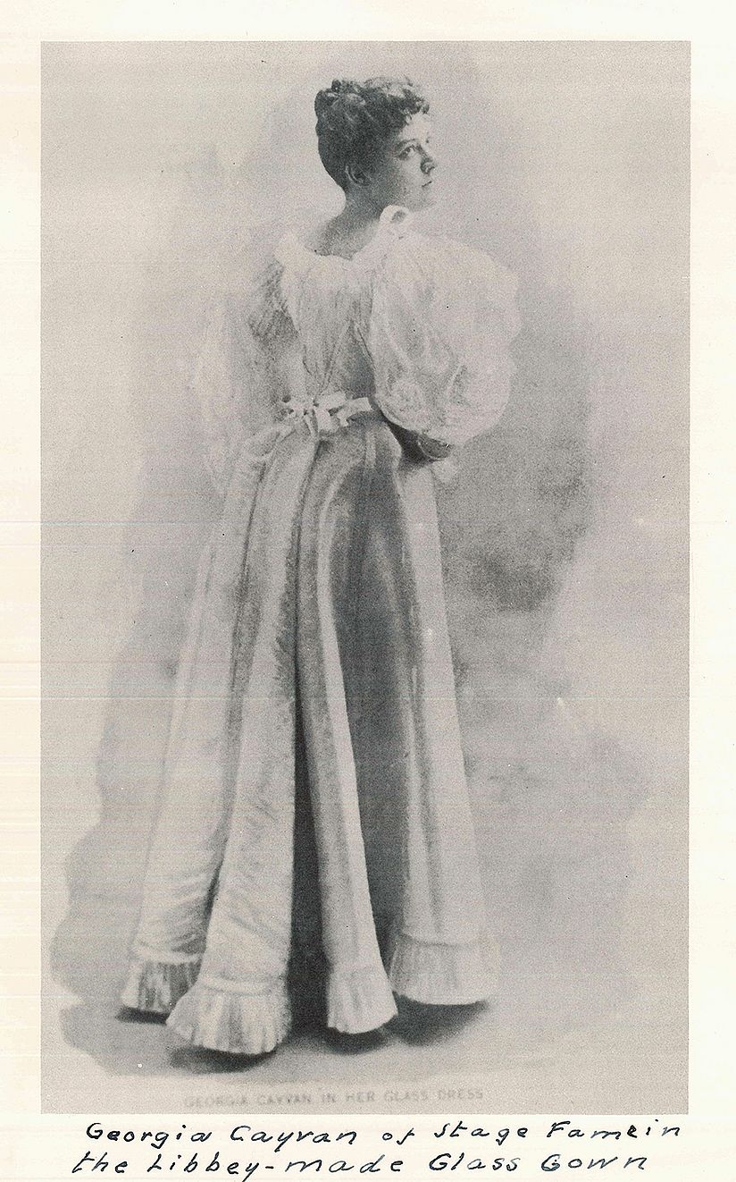 Georgia Cayvan in ihrem Glasfaserkleid.