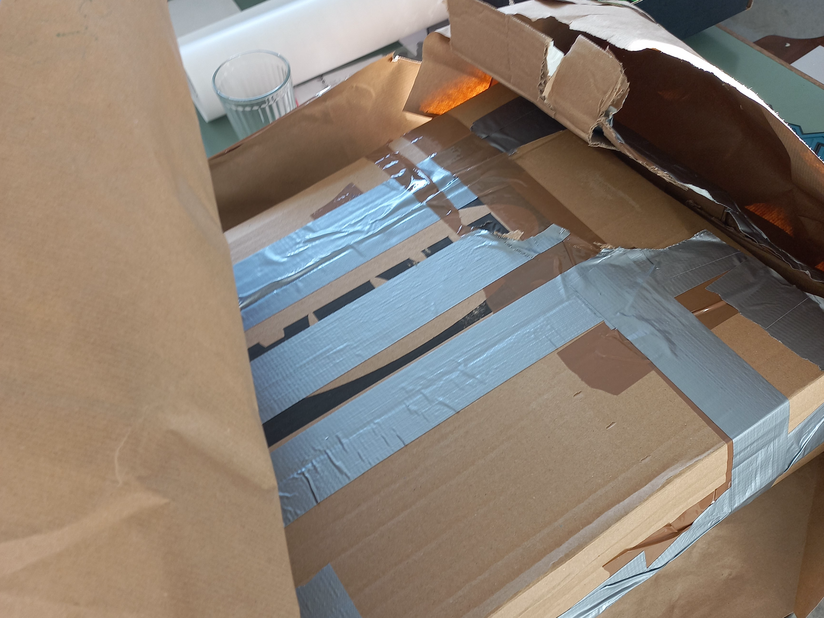 Großes Paket mit viel Klebeband und Packpapier.