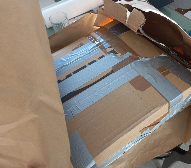 Großes Paket mit viel Klebeband und Packpapier.