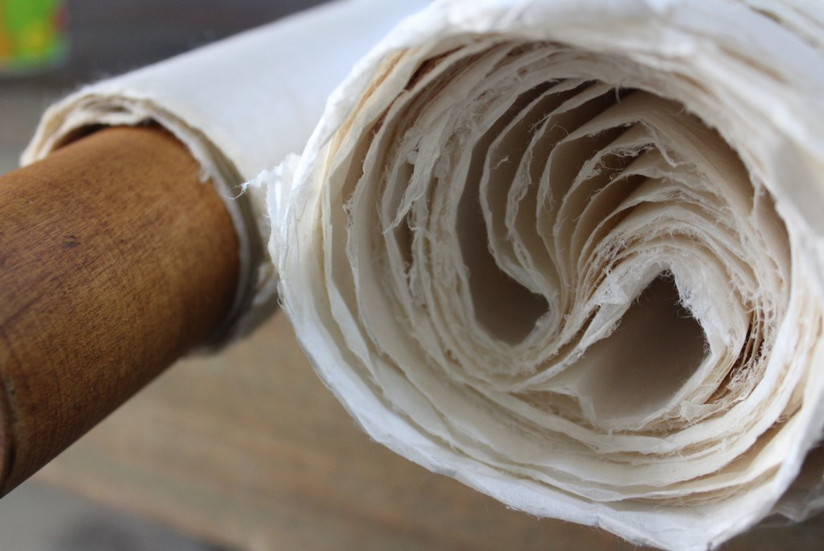 Aufgerolltes Hanji-Papier.