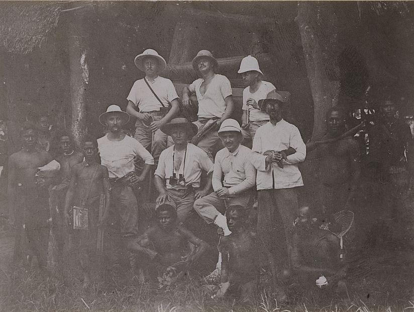 Schwarz-weiß Fotografie zeigt Teilnehmer der „Kautschuk und Guttapercha-Expedition“.