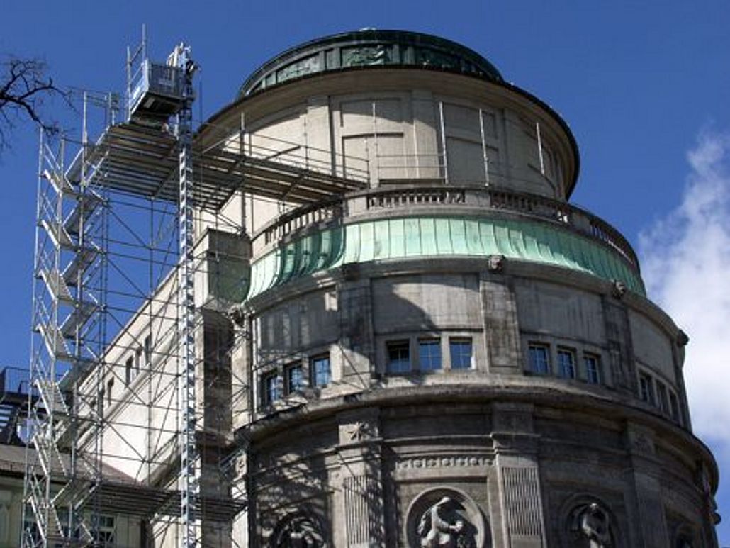 Gerüst an der Fassade der Planetariums-Kuppel.
