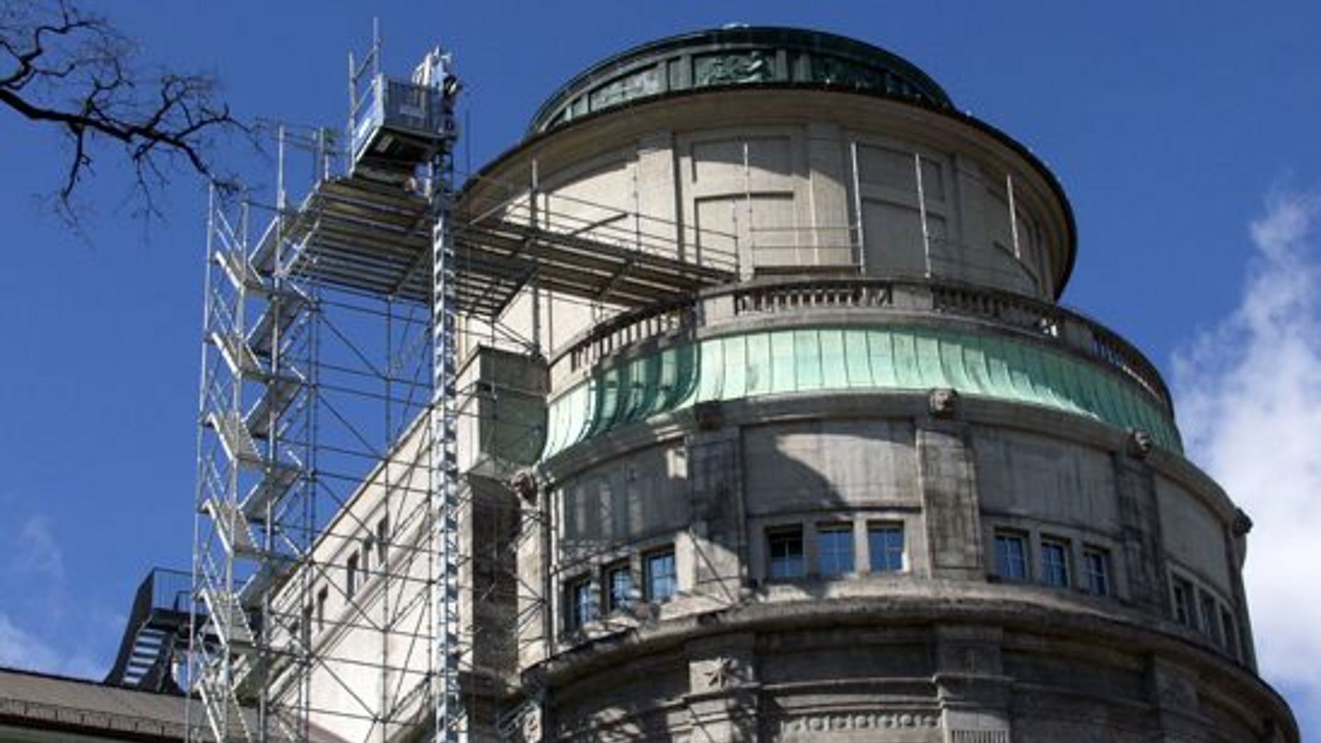 Gerüst an der Fassade der Planetariums-Kuppel.