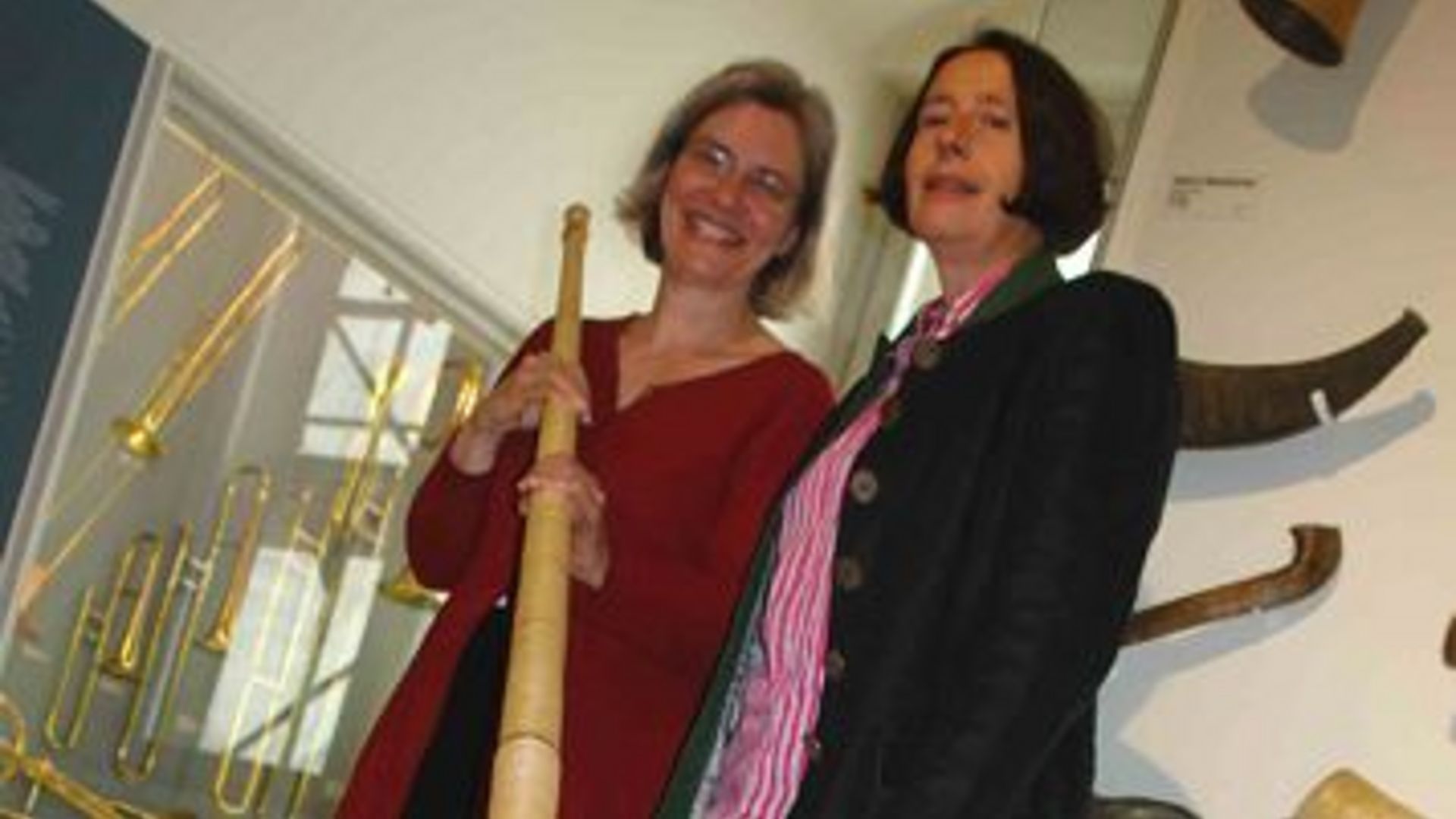 Kuratorin Silke Berdux und Dr. Hildegard Herrmann-Schneider.