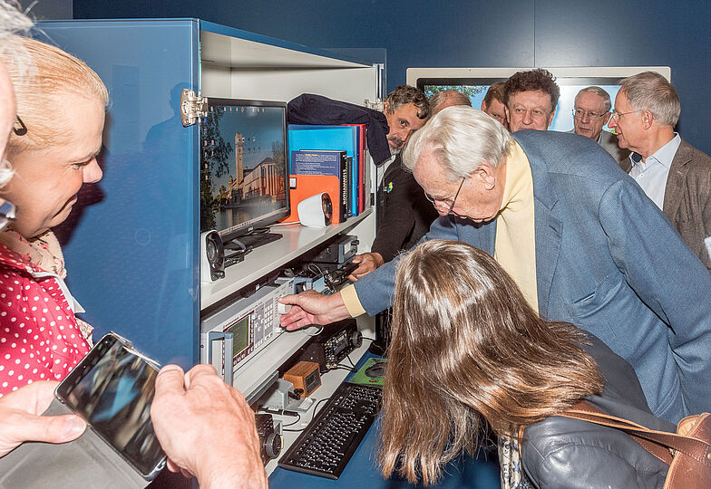 Andrang in der Klubstation bei der Spendenübergabe eines Transceivers durch Prof. Dr. Ulrich Rohde im Oktober 2023.