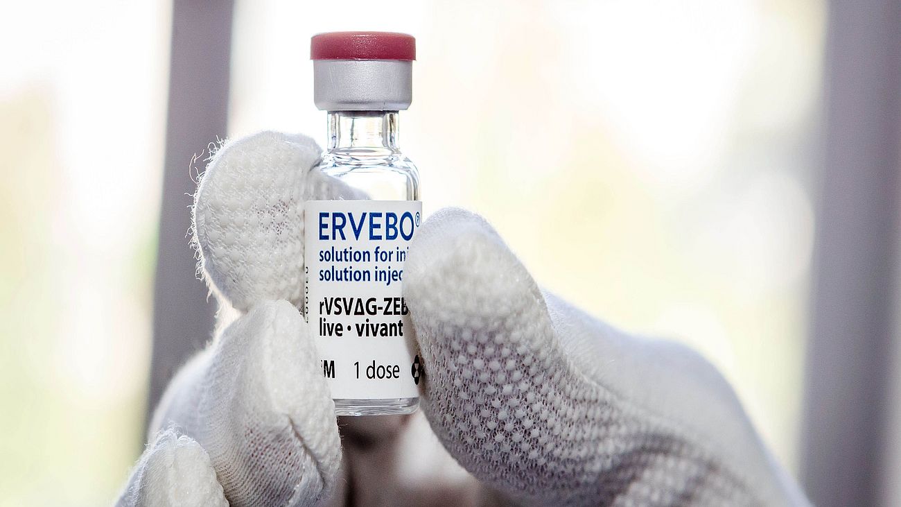 Der neuartige Impfstoff „Ervebo“ in einer Ampulle