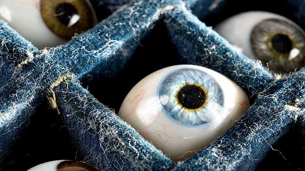 Kasten mit Glasaugen.