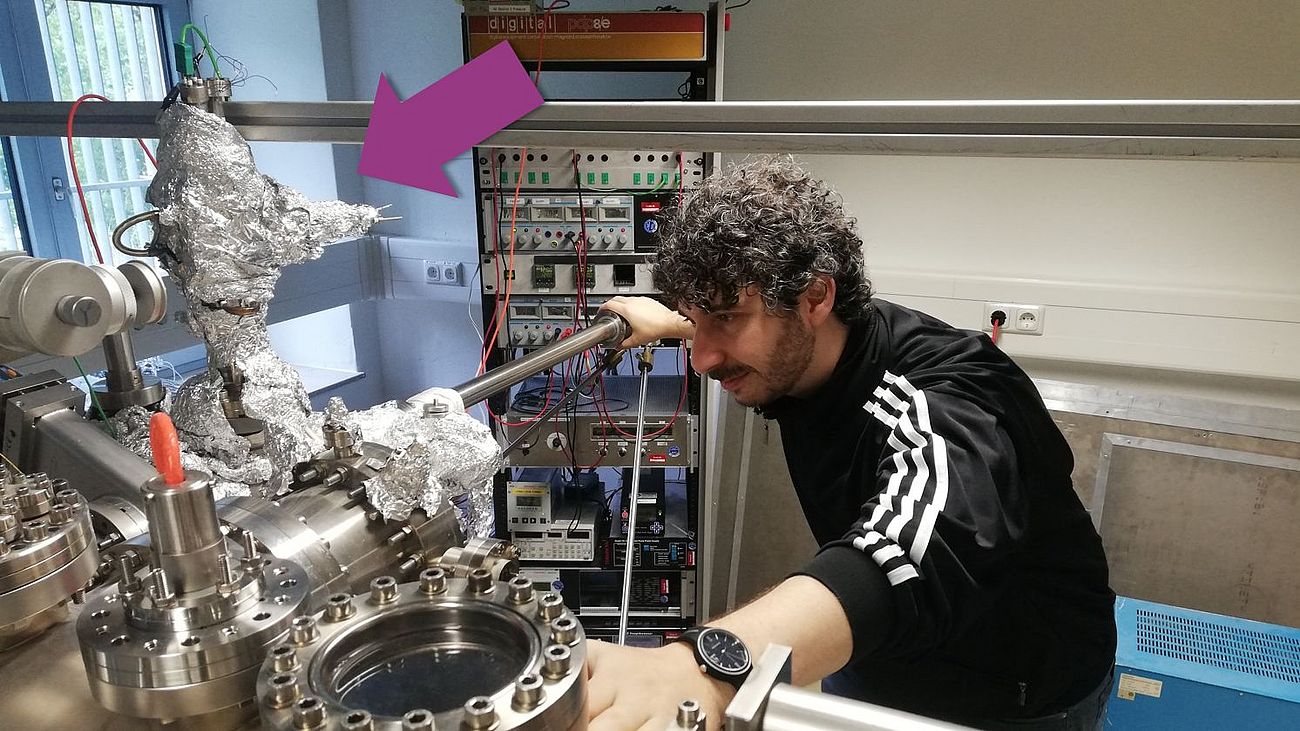 Dr. Gianluca Galeotti an der Ultra-Hoch-Vakuum Anlage.