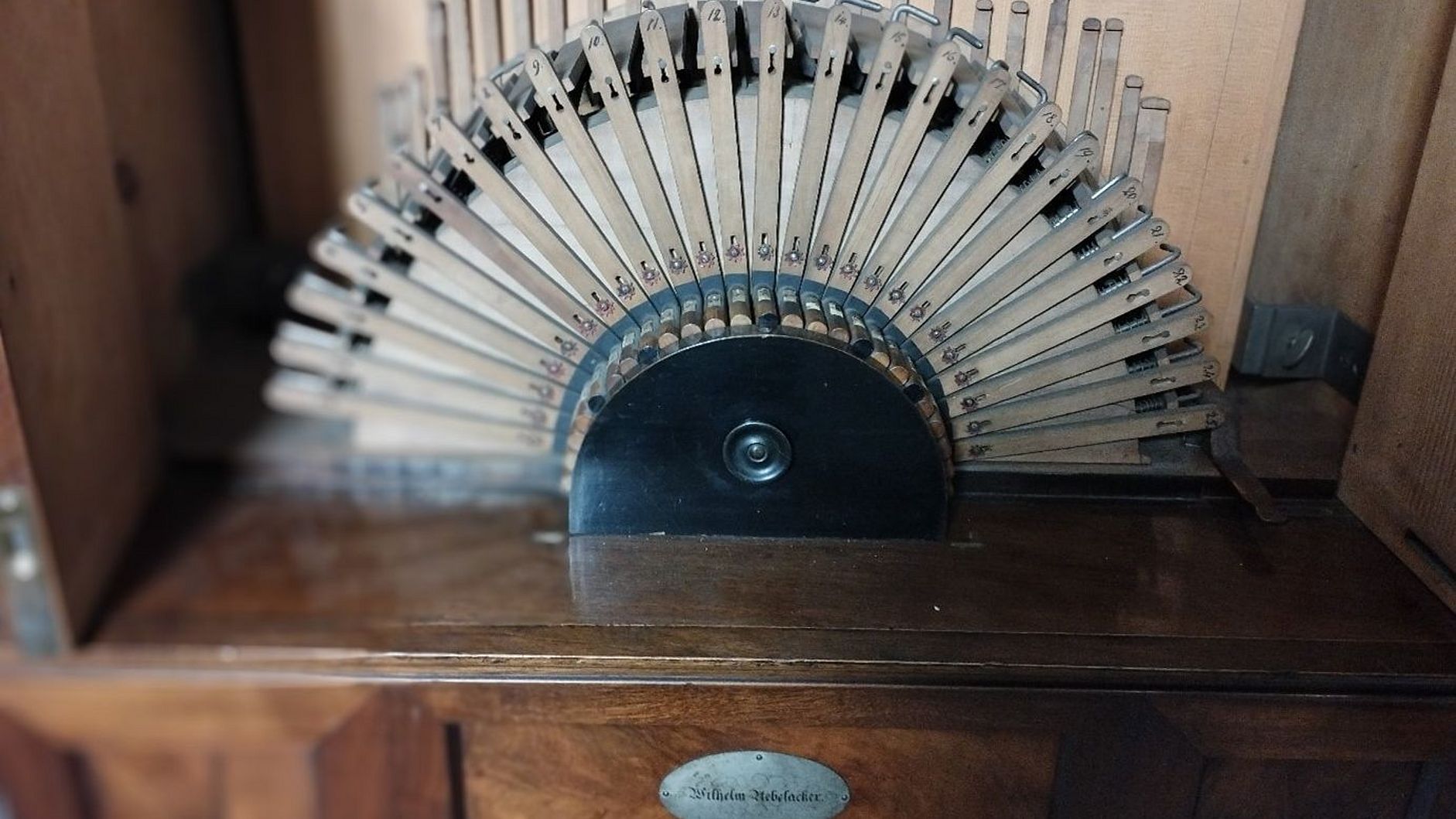 Detail des Adiaphons (Stimmgabelklaviers) von Wilhelm Uebelacker.