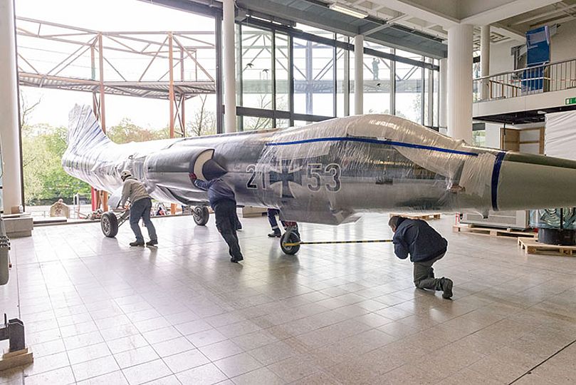 Starfighter F104 wird aus dem Museumsgebäude geschoben.