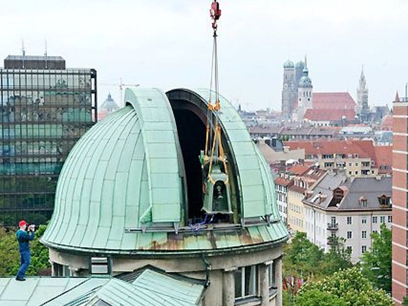 Zeiss Refraktor verlässt die Ostkuppel der Sternwarte.