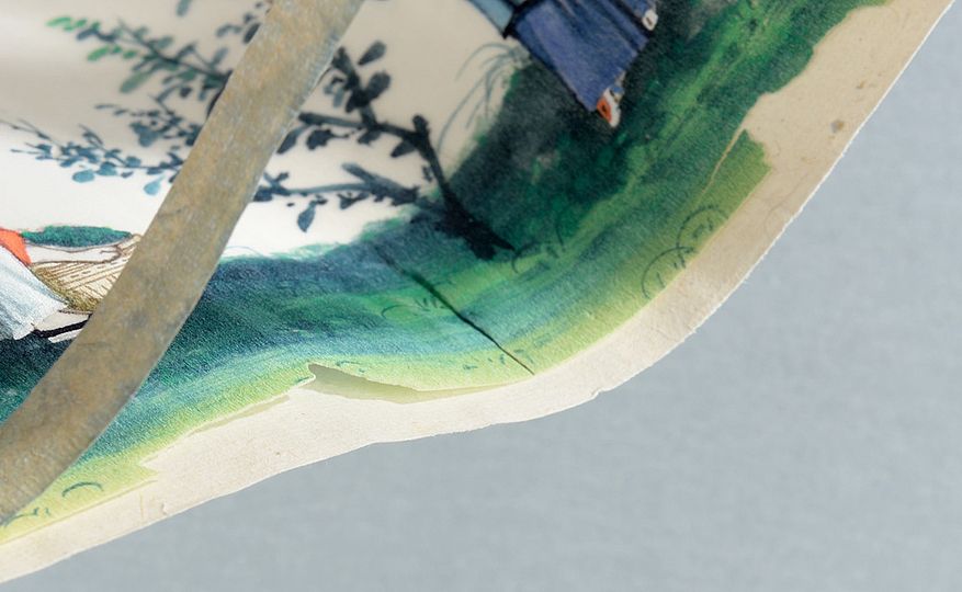Detail mit rasiertem Kopf und schwingender Kleidung
Detail mit Schmuck und Pflanzen
Detail der unteren Kante. Unter der ehemals blauen Abklebung gibt es kleine Fehlstellen im brüchig gewordenen Material.
Detail: Pflanze