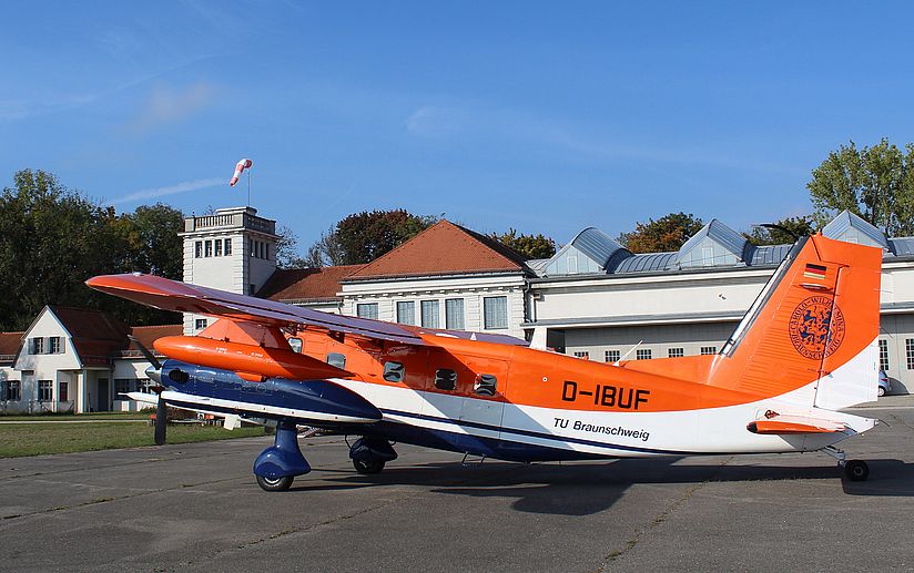 Do 128 vor der Flugwerft