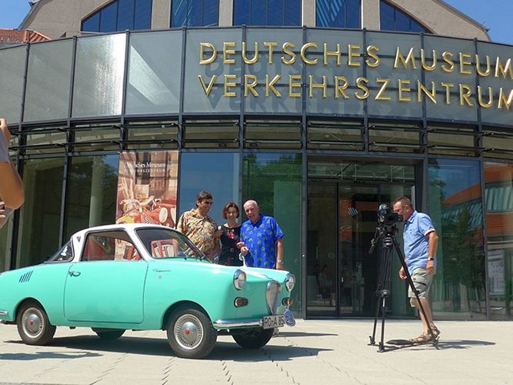Goggomobil vor dem Verkehrszentrum.