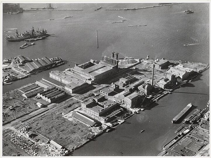 Foto: Luftaufnahme des Hafengebiets von Amsterdam-Nord vom 25. Oktober 1946. Die Werkhalle, in der die Fokker D.VII 1940 umgebaut wurde, ist das lange Gebäude etwas links der Bildmitte.