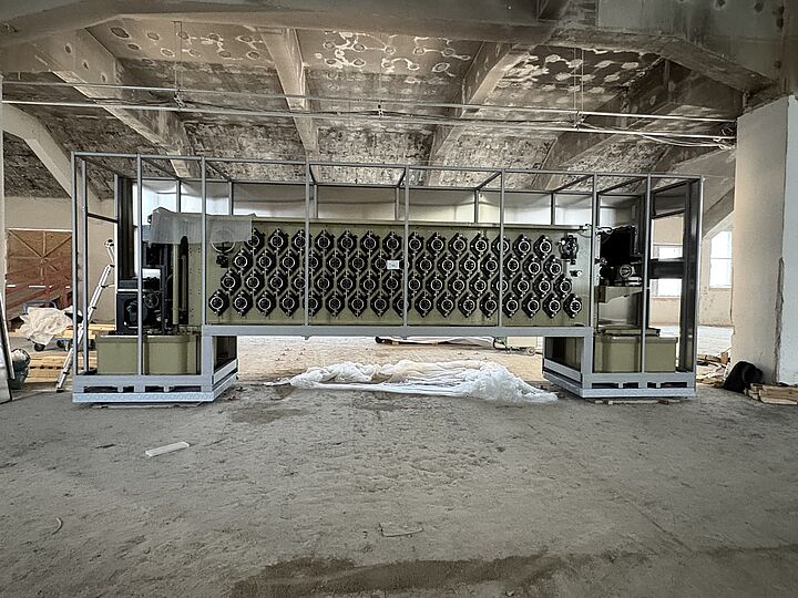 Frontansicht des Rechners mit umlaufenden Metallstäben als erstem Teil der Einhausung.