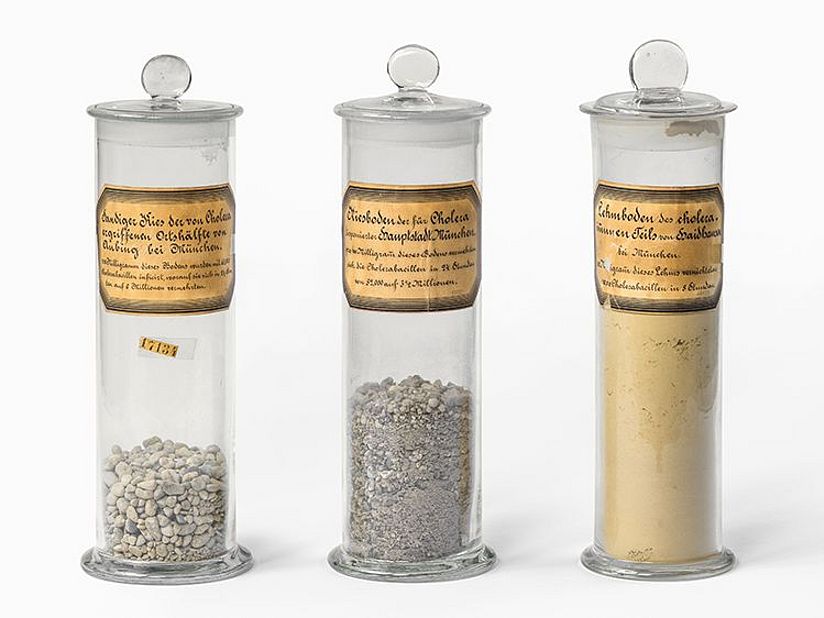 Proben von Kies und Lehmboden.