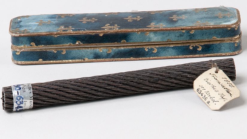 Ein Stück des ersten transatlantischen Tiefseekabels mit Schmuckdose.