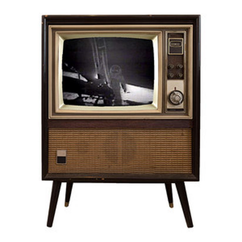 Alter Fernseher zeigt, wie Neil Armstrong am 20. Juli 1969 den Boden des Mondes betrat.