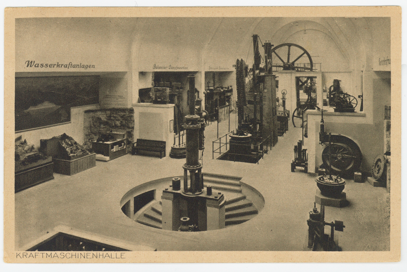 Historische Postkarte. Abgebildet ist Kraftmaschinenhalle der Energie-Dampf-Ausstellung im Deutschen Museum 1925. Vor allem sind Wasser- und Dampfkraftanlagen zu sehen.