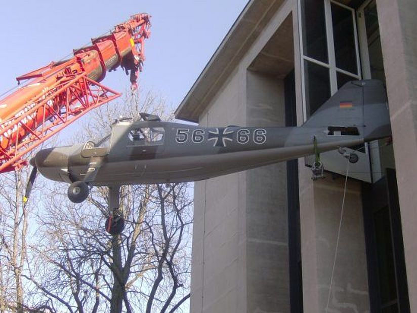 Dornier Do 27 wird mit Hilfe eines Krans in das Museum gehoben.