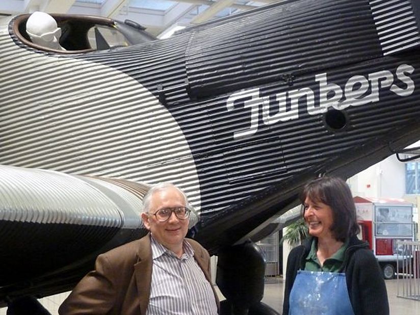 Sabine Köhl und Hans Holzer vor der Junkers F 13